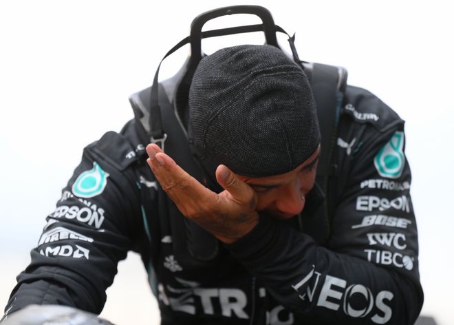 Lewisa Hamiltona so premagala čustva. FOTO: Clive Mason/AFP