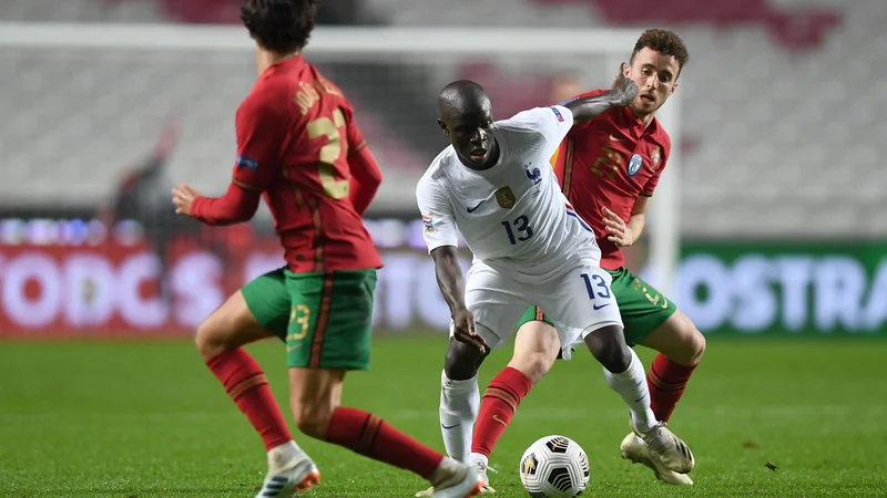 Fotografija: N'Golo Kante je šele drugič zabil za galske peteline, a je z golom evropskim prvakom Portugalcem onemogočil ubranitev naslova v ligi narodov. FOTO: Patricia De Melo Moreira/AFP