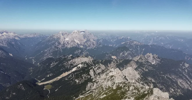 Odjanuarja do maja 2001 so bili izvedeni vsi predvideni ukrepi za opazovanje plazu in alarmiranje, če bi se plaz znova sprožil in bi nastal drobirski tok. FOTO: Sašo Tušar