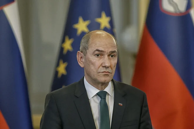 Janez Janša Joeju Bidnu še vedno ni čestital za predsedniško zmago. FOTO: Blaž Samec/Delo