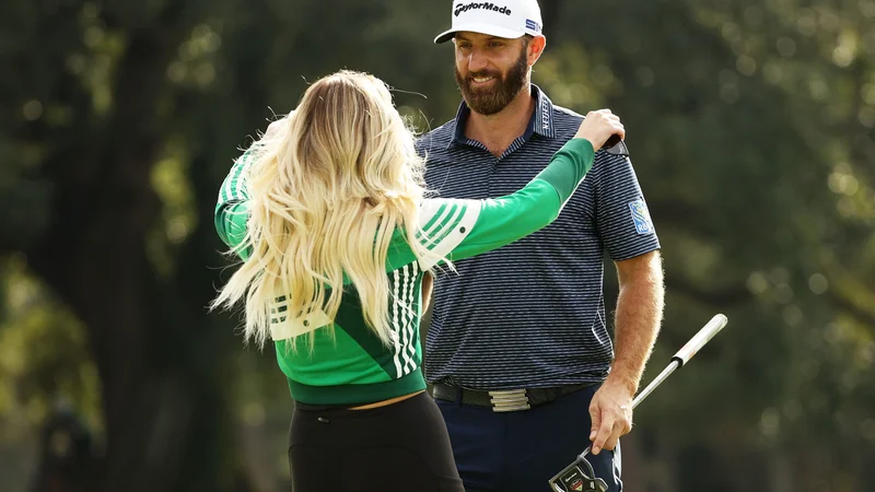 Fotografija: Dustin Johnson se je veselil z zaročanko Paulino Gretzky. FOTO: Patrick Smith/AFP
