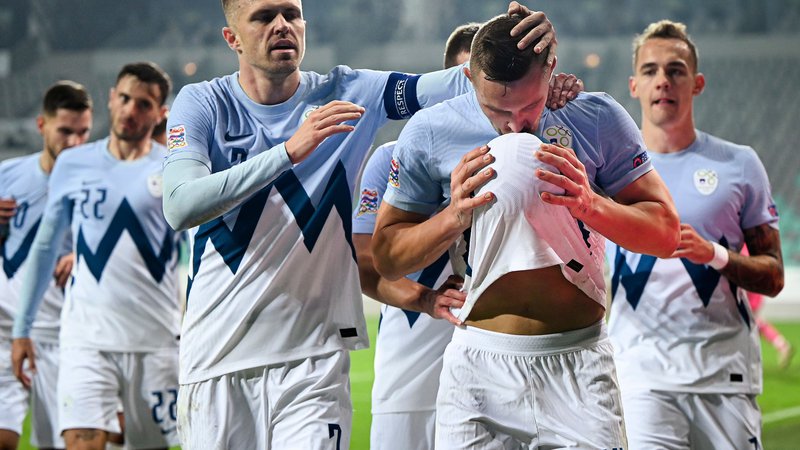 Fotografija: Prijatelja Josip Iličić in Jasmin Kurtić sta takole proslavila zmagoviti gol zvezdnika Atalante. FOTO: Jure Makovec/AFP