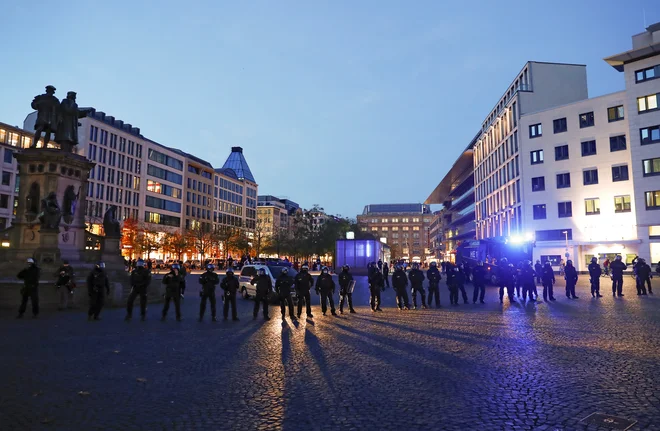 V Frankfurtu so v soboto potekali protesti skupine Querdenken, ki nasprotuje uvedbi ukrepov, hkrati pa tudi protidemonstracije pretežno skrajno levih gibanj. Oboje je policija razgnala z vodnim topom.<br />
Foto Kai Pfaffenbach/Reuters