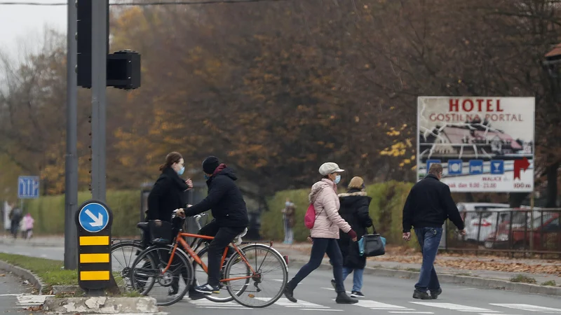 Fotografija: Predstavniki stroke pravijo, da vrh epidemije še ni dosežen. FOTO: Leon Vidic/Delo