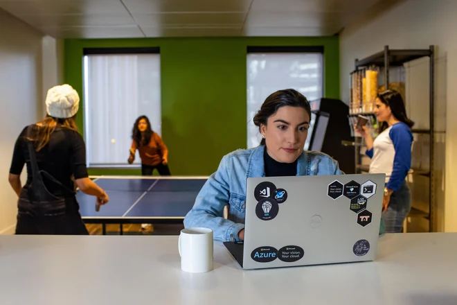 Microsoft bo do konca leta omogočil 25 milijonom ljudem po svetu, da z usposabljanji pridobijo manjkajoča digitalna znanja. FOTO: Microsoft
