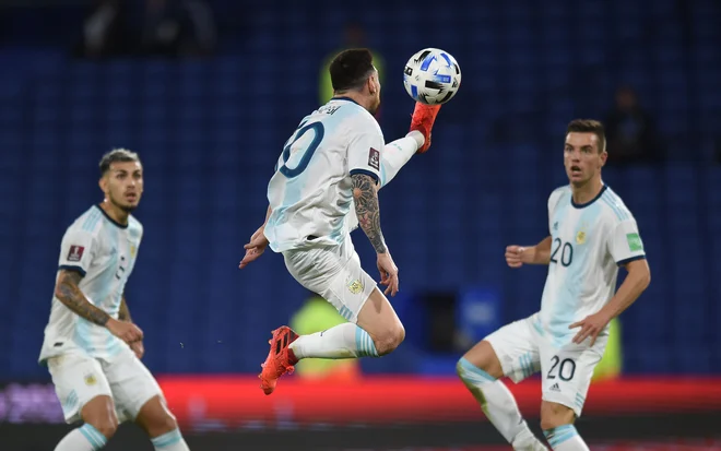 Argentina je v kvalifikacijah za mundial izgubila prvi točki. Na domačem terenu v Buenos Airesu je remizirala s Paragvajem, potem ko je VAR razveljavil potencialni zmagoviti zadetek Lionela Messija v drugem polčasu. FOTO: Marcelo Endelli/Afp