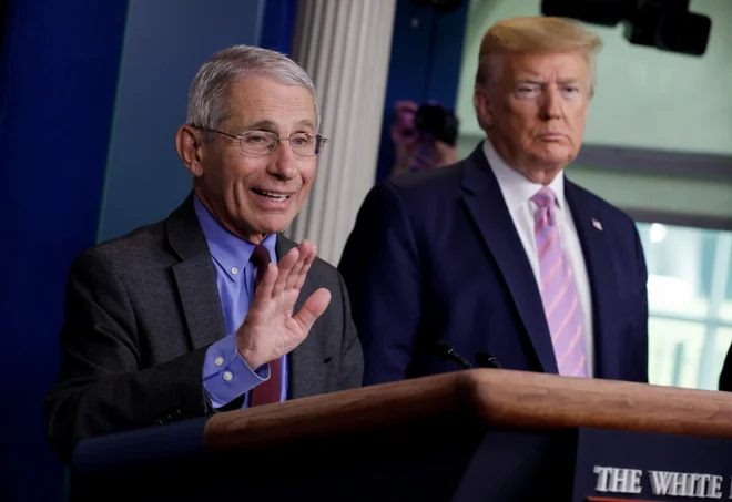 Dr. Anthony Fauci in predsednik Donald Trump na eni od spomladanskih tiskovnih konferenc o pandemiji. FOTO: Yuri Gripas/Reuters