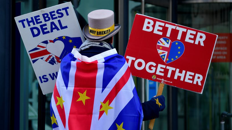 Fotografija: Osamljeni nasprotnik izstopa Združenega kraljestva iz EU protestira pred poslopjem konferenčnega centra, kjer so se prejšnji teden sestali britanski in evropski pogajalci. Foto: Toby Melville/Reuters