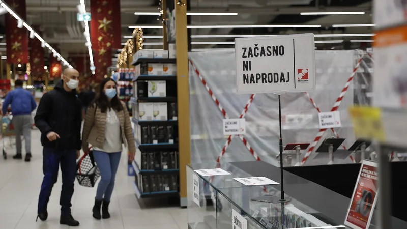Fotografija: »Tako strogi ukrepi so nas šokirali,« o umikanju tehničnih in drugih izdelkov iz živilskih trgovin pravi predsednica Trgovinske zbornice Slovenije Mariča Lah. FOTO: Leon Vidic/Delo