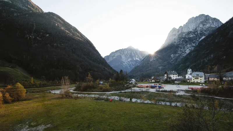 Fotografija: Še tako lepe vedute lahko ponudijo sanjski kraji, da bi privabili mlade, a če ni možnosti za zaposlitev in stanovanja, življenje v zaselkih ni privlačno. FOTO: Sašo Tušar