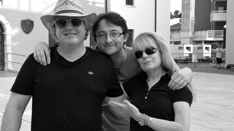 Fotografija: Gregor Bauman s Tino Weymouth in Chrisom Frantzem (Talking Heads, Tom Tom Club). FOTO: Darja Šter