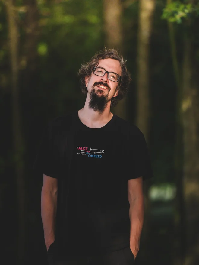 Samo Šalamon je na začetku novembra v samozaložbi izdal prvi volumen tro&shy;edinega vseevropskega glasbenega projekta <em>Almost Alone</em>. Foto Ksenija Mikor