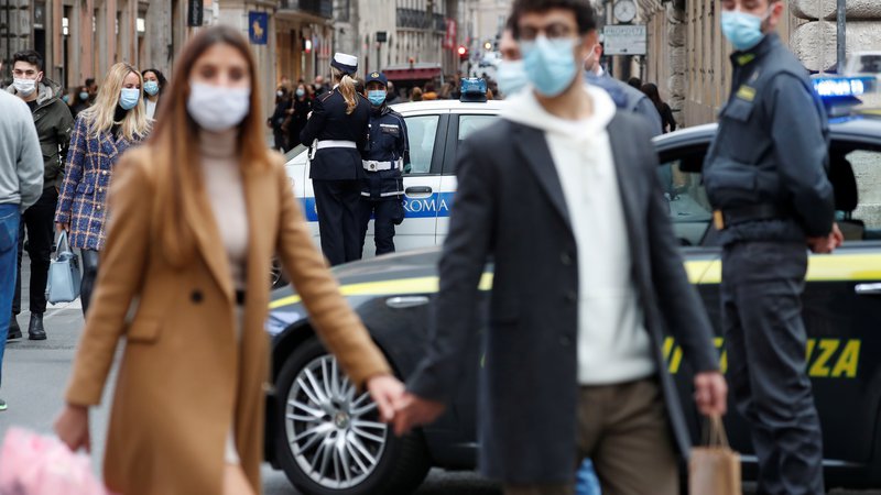 Fotografija: Po Evropi so se epidemije lotili z novimi ukrepi, ponekod bolj, drugod manj omejevalnimi. FOTO: Reuters