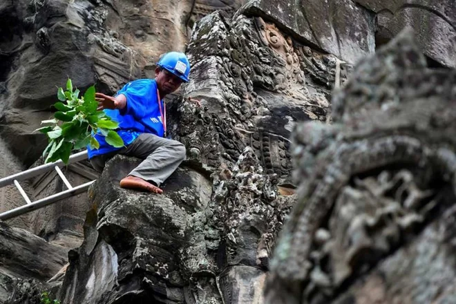 To ni delo za vsakogar, se strinjajo zaposleni in obiskovalci Angkor Vata. FOTO: AFP