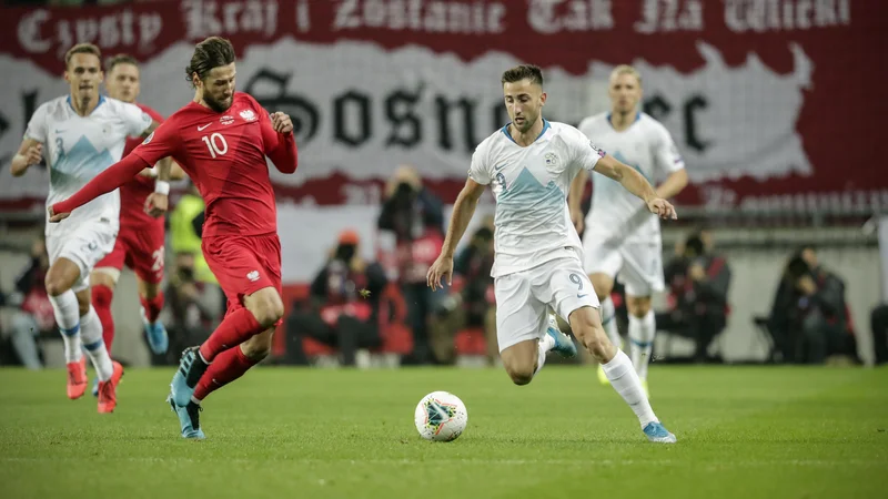 Fotografija: Andraž Šporar (desno) je imel pred letom dni najboljši »štartni položaj« pri selektorju Matjažu Keku, zdaj spet išče prostor pod soncem pri Sportingu in reprezentanci. FOTO:Uroš Hočevar/Delo