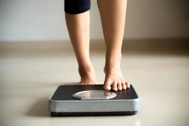 Če se dobro prehranjujemo in pravilno vadimo pa ne pozabimo, da je naša obleka - merjeno z velikostjo pasu - pomembnejše od tega, kar piše na tehtnici. FOTO: Shutterstock