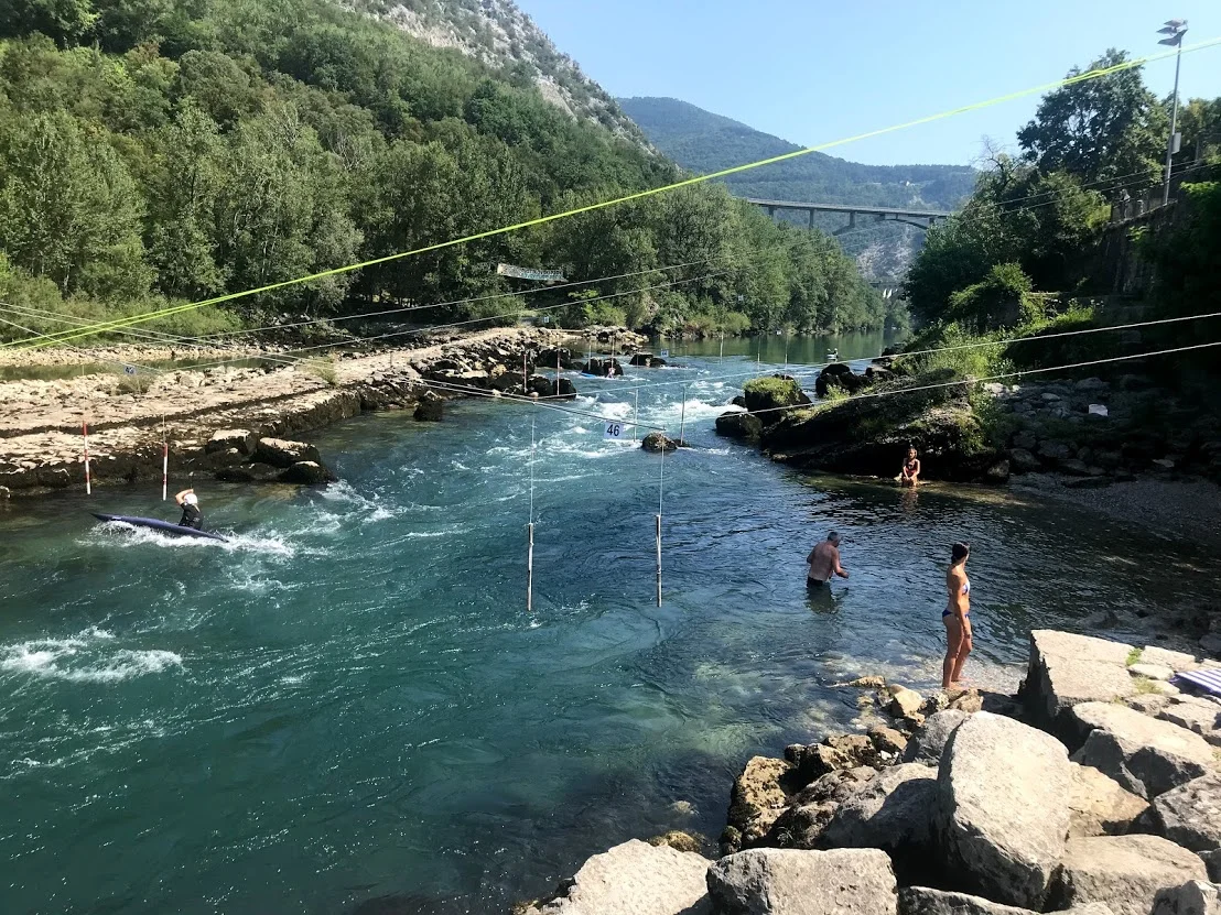 Fotografija: Voda je nenadoma narasla in dečka odnesla. FOTO: Jaroslav Jankovič