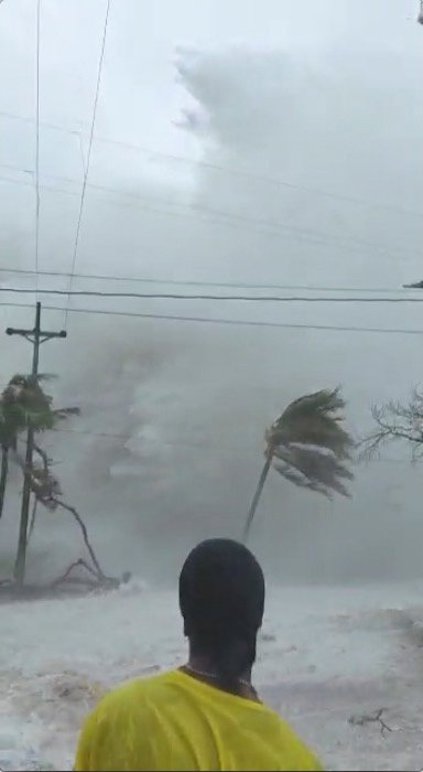 Tako je včeraj orkan Iota udaril na obalo Kolumbije. FOTO: Raymond Gordon via Reuters