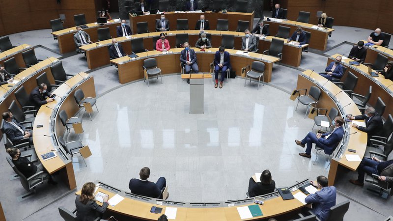Fotografija: Državni zbor je začel proračunsko sejo s predstavitvijo vladnih načrtov. FOTO: Uroš Hočevar/Delo