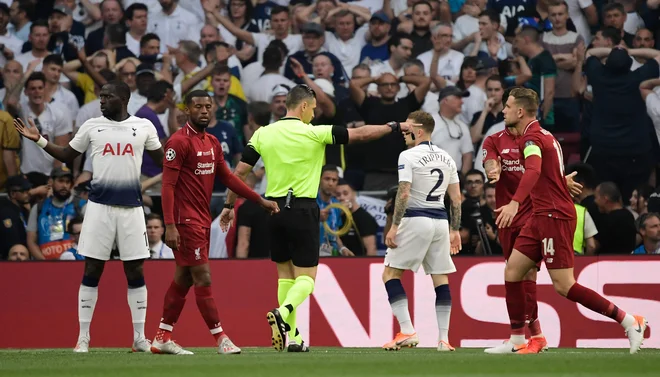 Damir Skomina je moral v finalu lige prvakov med Tottenhamom in Liverpoolom že v prvi minuti sprejeti izjemno pomembno odločitev. FOTO: Javier Soriano/AFP