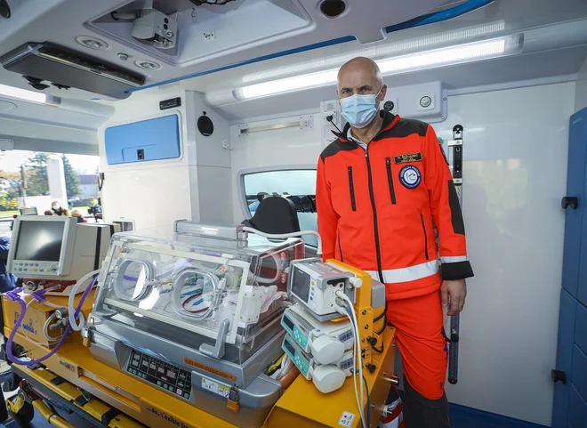 Specialno vozilo za prevoz nedonošenčkov: od zunaj »navaden« rešilec, znotraj pa enota za intenzivno oskrbo, tudi inkubator, brez katerega najmanjši ne bi preživeli. FOTO: Jože Suhadolnik/Delo