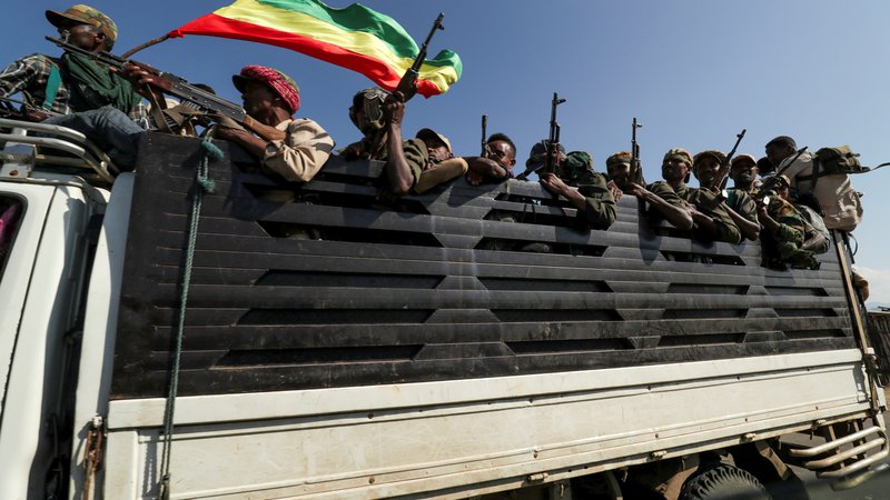 Fotografija: Lokalne etiopske milice na poti v boj s Tigrejsko osvobodilno fronto. FOTO: Tiksa Negeri/Reuters