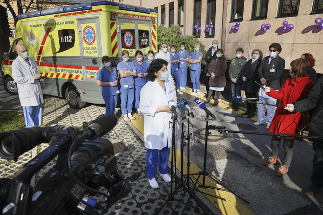 Dr. Lilijana Kornahuser Cerar je ob svetovnem dnevu prezgodaj rojenih otrok predstavila skrb za zgolj za dlan velike otroke in novi vozili za njihov prevoz v UKC Ljubljana. FOTO: Jože Suhadolnik/Delo