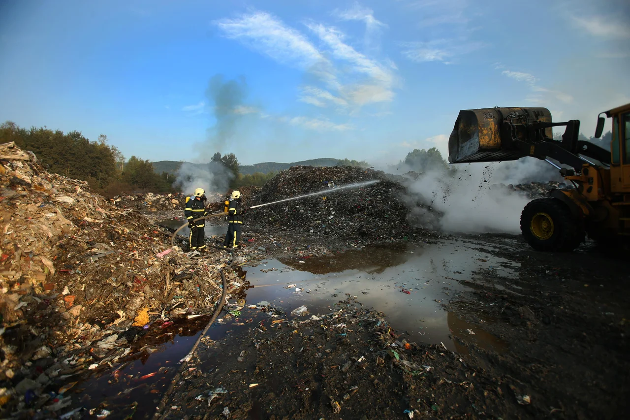 Fotografija: Odpadki in blato čistilnih naprav bi lahko goreli nadzorovano, ne v požarih. FOTO: Jure Eržen/Delo