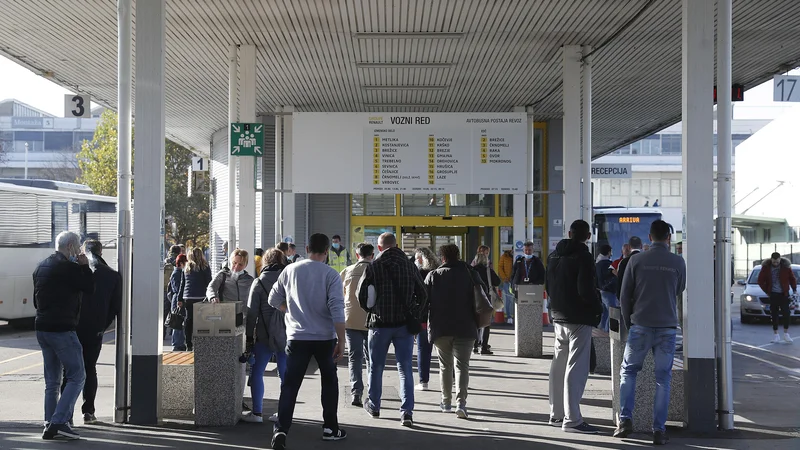 Fotografija: Večja podjetja so organizirala linijske prevoze za zaposlene, številni pa se skupaj s sodelavci na delo vozijo z osebnimi vozili. FOTO: Leon Vidic/Delo