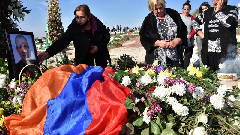 Fotografija: Svojci ob grobu armenskega vojaka, ki je padel v Gorskem Karabahu. FOTO: Karen Minasjan/AFP