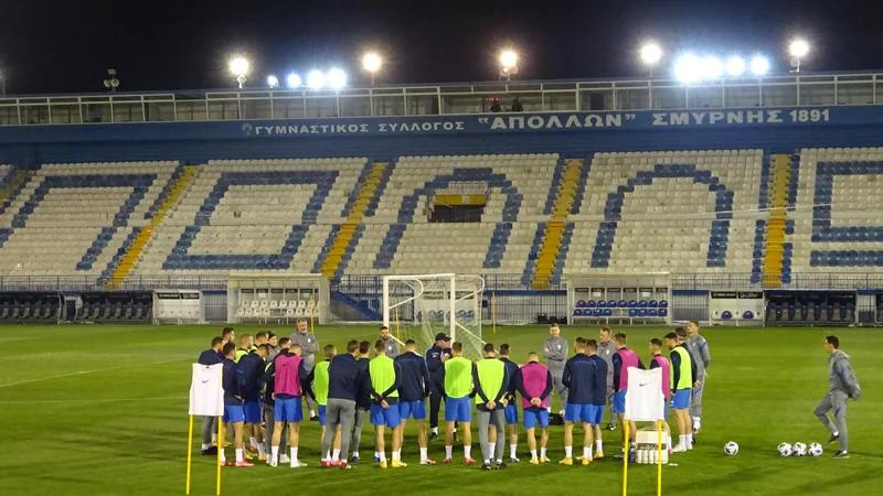 Fotografija: Selektor Matjaž Kek je pred sinočnjim treningom v Atenah takole nagovoril reprezentante in jim naročil, naj igrajo pogumno in samozavestno. FOTO: J. S.