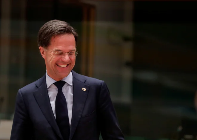 Nizozemski premier Mark Rutte je v razpravah v domovini pojasnil, da je kompromis, ki je na mizi, za njih spodnja meja. FOTO: Stephanie Lecocq/Reuters
