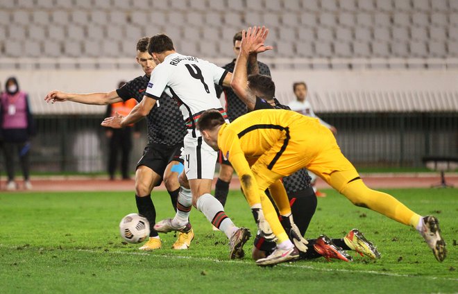 Ruben Dias (v belem) pri tretjem golu v hrvaški mreži. FOTO: Antonio Bronić/Reuters