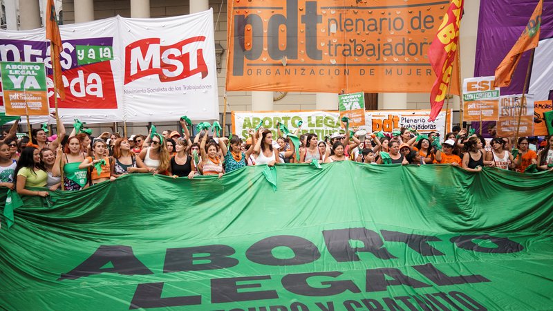 Fotografija: Podporniki pravice do varnega in brezplačnega splava 8. marca v Buenos Airesu. FOTO: Mariana Greif/Reuters