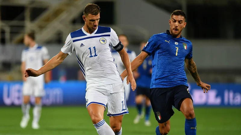 Fotografija: Edin Džeko naj bi izpustil povratno tekmo z Italijo. FOTO: Isabella Bonotto/AFP