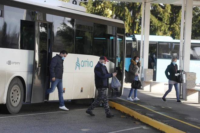 Redki so primeri podjetij, kjer prevoz zagotavljajo s taksi službo. FOTO: Leon Vidic/Delo