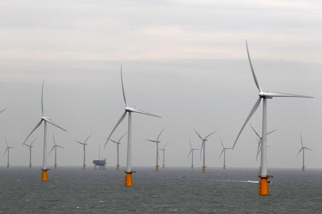Britanska vlada bo spodbujala gradnjo vetrnih polj na morju. FOTO: Stefan Wermuth/Reuters 