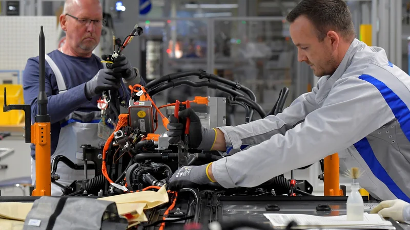 Fotografija: Nemčija dodatno spodbuja svoja avtomobilsko industrijo, seveda v smeri elektrifikacije. FOTO: Matthias Rietschel/Reuters
