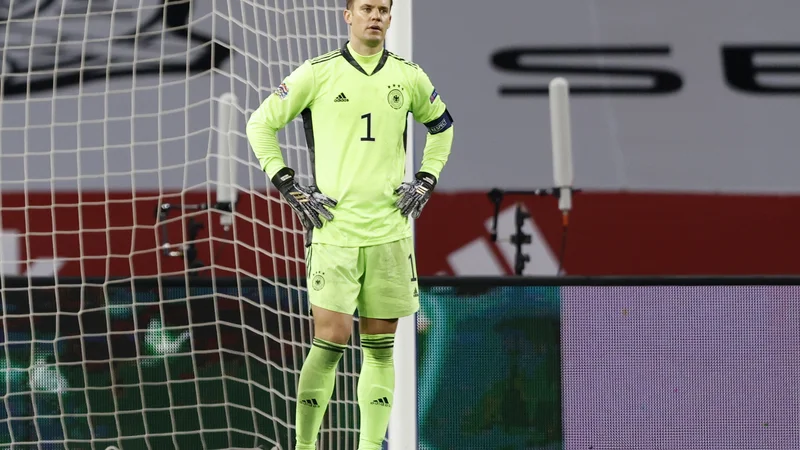 Fotografija: Manuel Neuer je moral na tekmi s Španijo prvič v profesionalni karieri kar šestkrat po žogo v svojo mrežo. FOTO: Marcelo Del Pozo/Reuters.