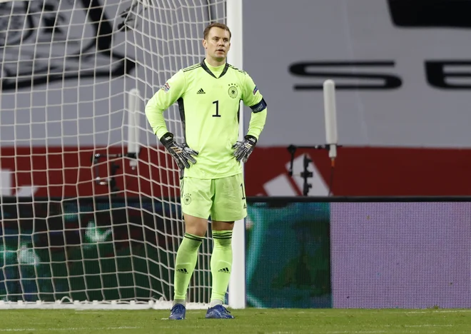 Manuel Neuer je moral na tekmi s Španijo prvič v profesionalni karieri kar šestkrat po žogo v svojo mrežo. FOTO: Marcelo Del Pozo/Reuters.