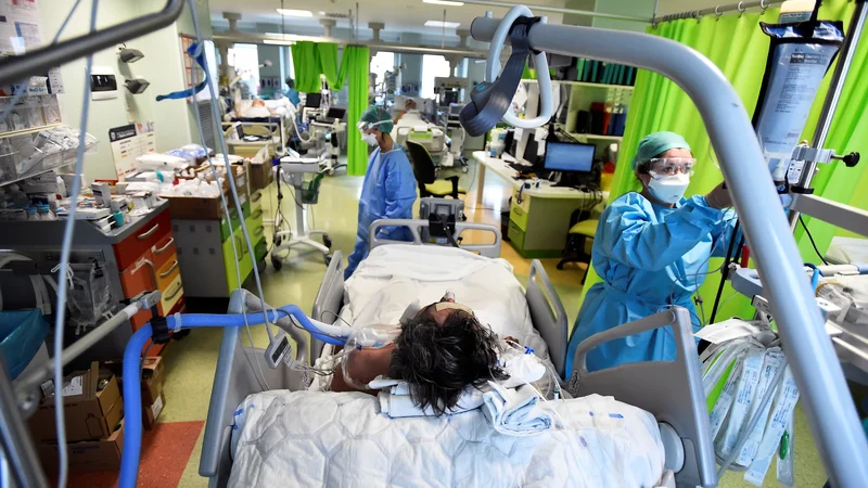 Fotografija: Oddelki za intenzivno nego v nekaterih italijanskih bolnišnicah po mnenju zdravnikov že delujejo na robu zmogljivosti.
Foto: Flavio Lo Scalzo/Reuters