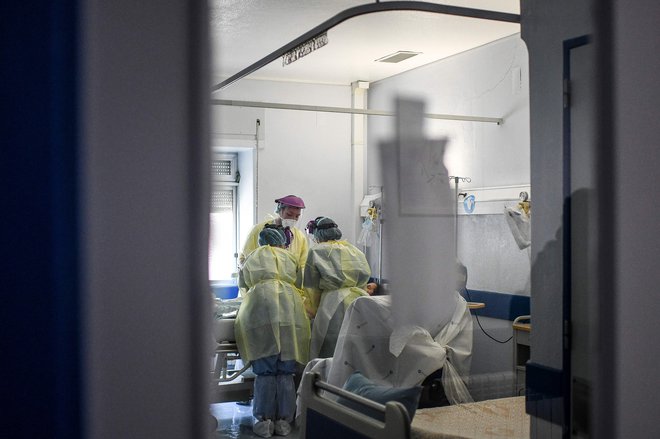 Zdravniki v oddelku za zdravljenje covida-19 v lizbonski bolnišnici. FOTO: Patricia De Melo Moreira/AFP