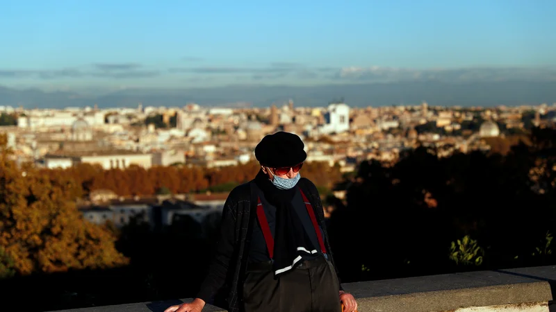 Fotografija: Italija je bila v spomladanskem valu epidemije ena od najhuje prizdetih držav. FOTO: Guglielmo Mangiapane/Reuters