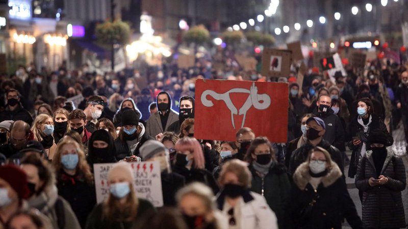 Fotografija: Protestniki nasprotujejo zaostrovanju zakonodaje na področju splava na Poljskem. FOTO: Agencja Gazeta via Reuters