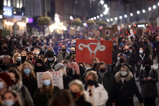 Protestniki nasprotujejo zaostrovanju zakonodaje na področju splava na Poljskem. FOTO: Agencja Gazeta via Reuters