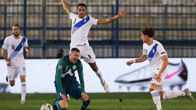 Fotografija: Slovenska nogometna reprezentanca je v Atenah izpolnila načrt in se po razpletu brez golov veselila prvega mesta v skupini C3. Josip Iličić je bil ob Janu Oblaku eden od kljčnih mož. FOTO: Alkis Konstantinidis/AFP