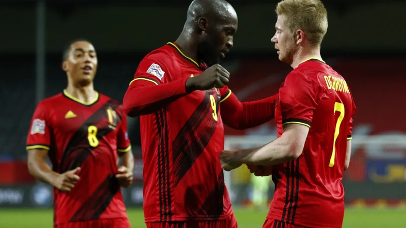 Fotografija: Pri zmagi belgijske reprezentance je Romelu Lukaku prispeval dva gola, Kevin De Bruyne pa gol in asistenco. FOTO: Francois Lenoir/Reuters.