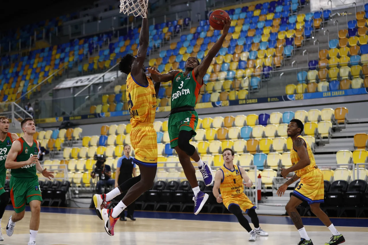 Fotografija: Kendrick Perry je bil najučinkovitejši košarkar Ljubljančanov v Las Palmasu. FOTO: Cedevita Olimpija
