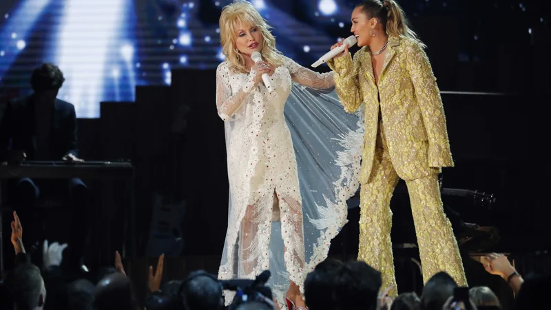 Fotografija: Dolly Parton je zelo aktivna tudi na glasbenem, literarnem in filmskem področju. FOTO: Mike Blake/Reuters