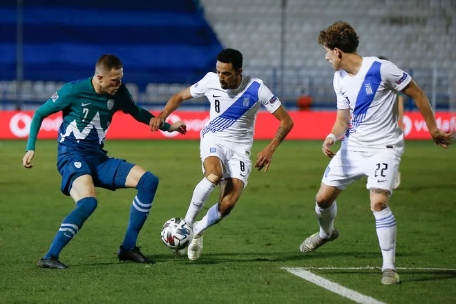 Josip Iličić (levo) je bil najaktivnejši<strong> </strong>v slovenski reprezentanci, toda prepogosto je preigraval v širino. FOTO: Alkis Konstantinidis/AFP